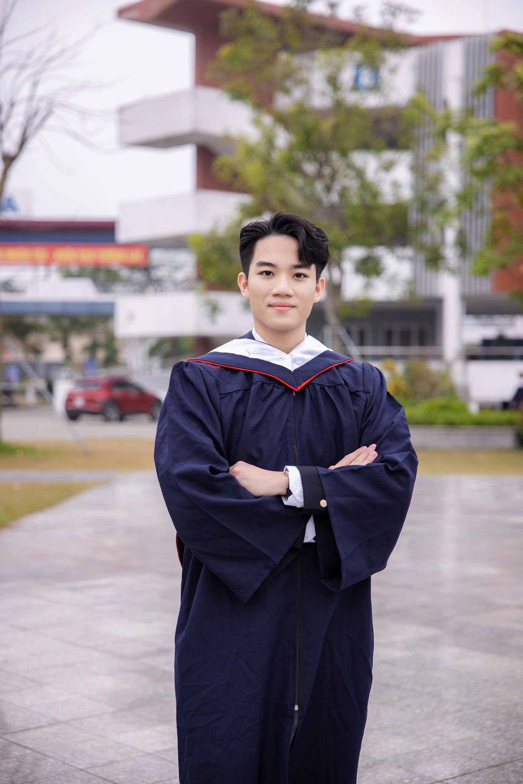 Hùng Vũ mặc áo tốt nghiệp