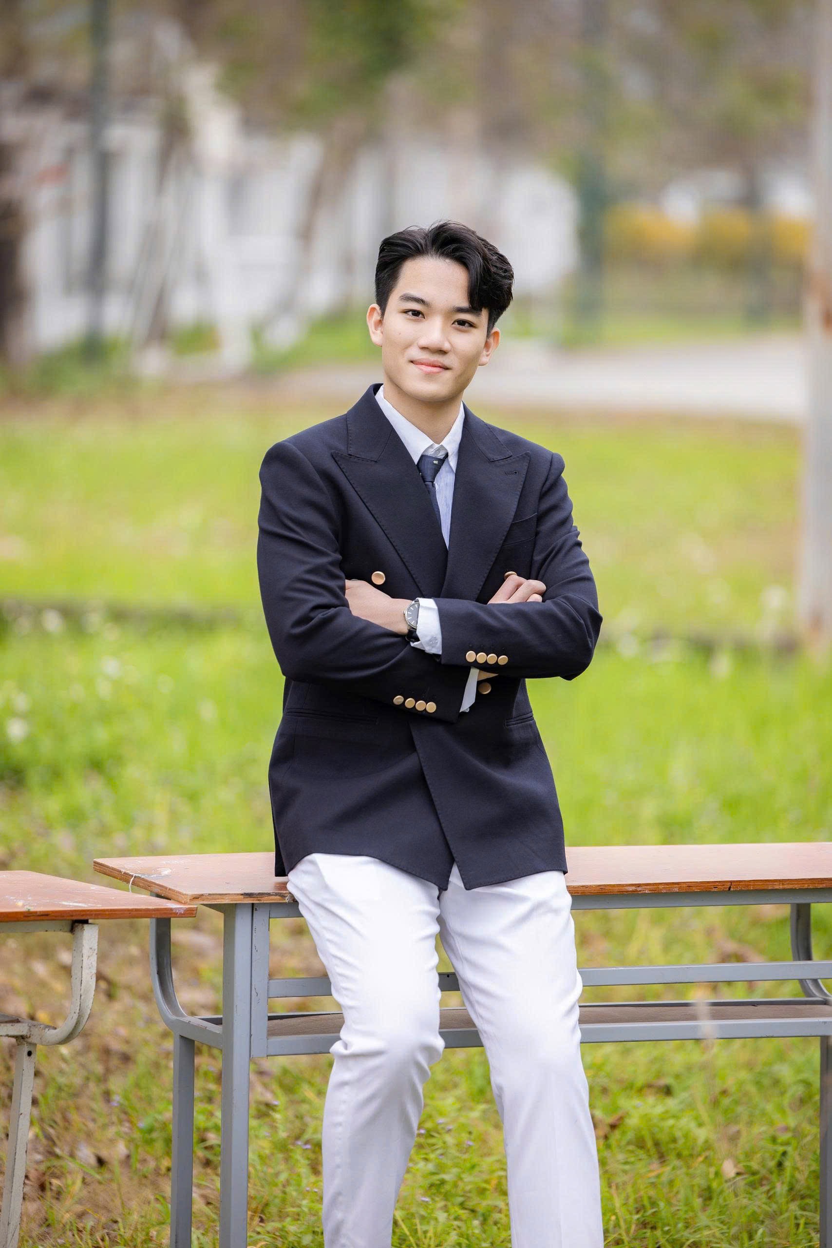 Hùng Vũ trong bộ vest xanh đậm